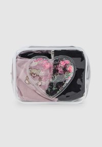 Pochette trasparente con accuratamente piegati slip per bambini, inclusi un paio rosa con un orsetto e una finestra a forma di cuore glitterata.