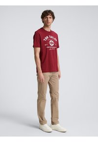 TOM TAILOR LOGO TEE - Camiseta estampada - burned cordovan red