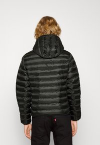 Schwarze Daunenjacke mit horizontaler Steppung, Kapuze und glänzender Oberfläche. Das strukturierte Material zeigt ein glattes, leichtes Erscheinungsbild.