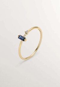 Anillo de oro con un gema rectangular azul y un pequeño acento de diamante redondo. Diseño liso y minimalista con un acabado pulido.