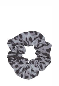 Kumin musta ja harmaa leopardikuosiscrunchie, joka on valmistettu pehmeästä ja joustavasta kankaasta. Se sisältää koottua muotoilua ja röyhelöreunoja.
