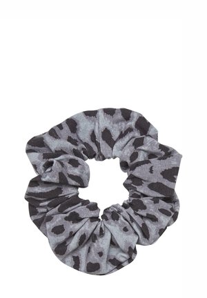 Grau und schwarz Leopardenmuster Haargummi, hergestellt aus weichem, dehnbarem Stoff, mit einem gerafften Design und gewellten Kanten.