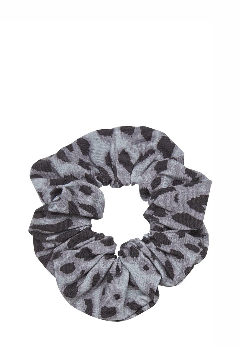Kumin musta ja harmaa leopardikuosiscrunchie, joka on valmistettu pehmeästä ja joustavasta kankaasta. Se sisältää koottua muotoilua ja röyhelöreunoja.