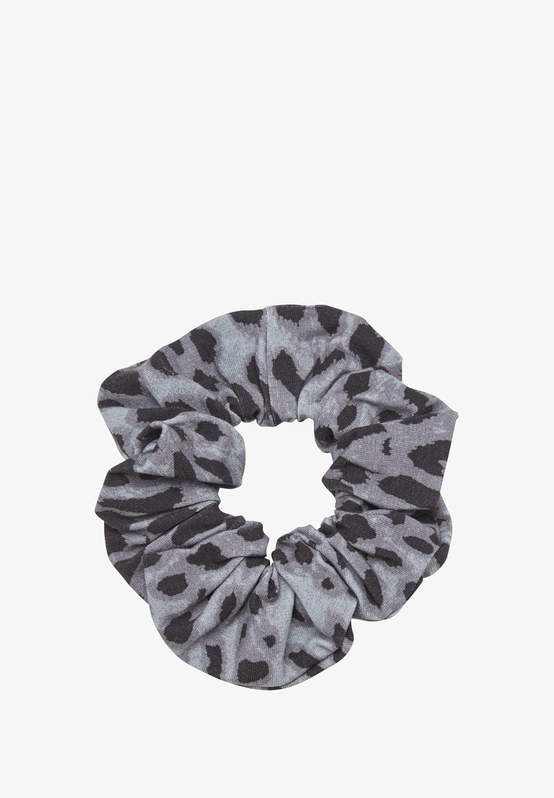 Kumin musta ja harmaa leopardikuosiscrunchie, joka on valmistettu pehmeästä ja joustavasta kankaasta. Se sisältää koottua muotoilua ja röyhelöreunoja.