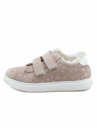 Zapatillas de ante rosa con un patrón de estrellas doradas, forro de piel sintética blanca, doble tira de velcro y suela de goma blanca.