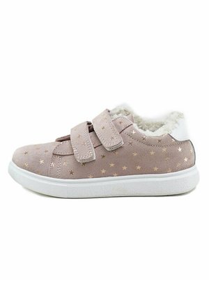 Zapatillas de ante rosa con un patrón de estrellas doradas, forro de piel sintética blanca, doble tira de velcro y suela de goma blanca.