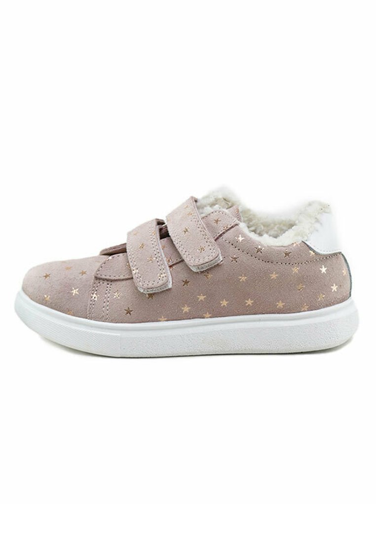 Zapatillas de ante rosa con un patrón de estrellas doradas, forro de piel sintética blanca, doble tira de velcro y suela de goma blanca.