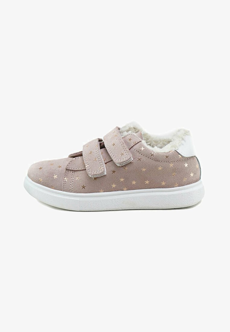 Zapatillas de ante rosa con un patrón de estrellas doradas, forro de piel sintética blanca, doble tira de velcro y suela de goma blanca.