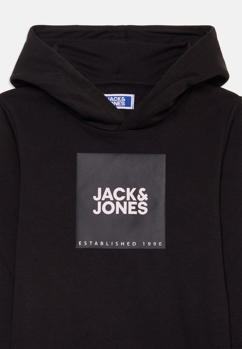 Felpa nera con cappuccio, caratterizzata da un logo rettangolare bianco sul davanti che riporta la scritta "JACK & JONES" e "ESTABLISHED 1990." Tessuto morbido, vestibilità rilassata.