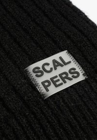 Schwarzer Strickstoff mit einem erhabenen Logo-Patch, auf dem in schwarzen Buchstaben "SCALPERS" steht. Er hat eine strukturierte Oberfläche und sichtbare Nähte.