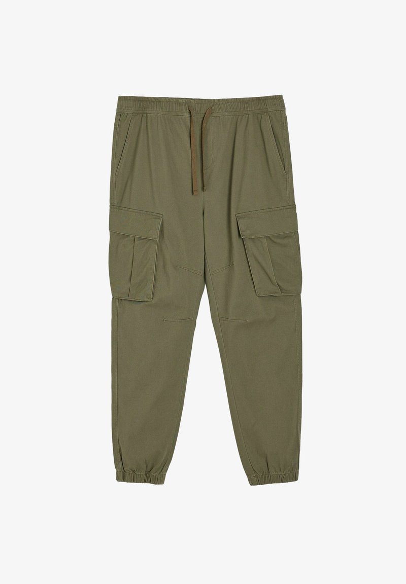 Oliwkowe spodnie cargo z elastycznym pasem i sznurkiem, wyposażone w dwie duże boczne kieszenie, zwężane mankiety oraz gładką bawełnianą teksturę.