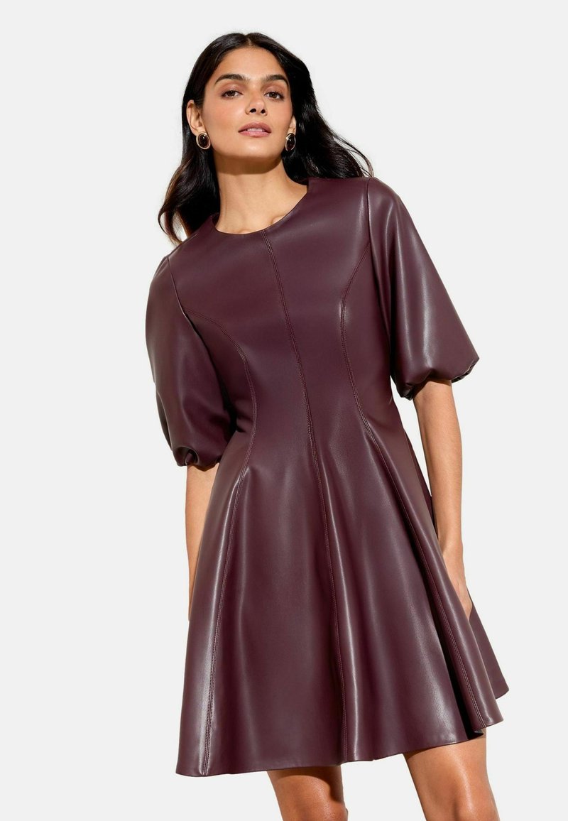 Krátke rukávy v burgundskej farbe z faux kože, A-linéový strih, zaoblený výstrih a bočné švy, hladká textúra a mierny lesk.