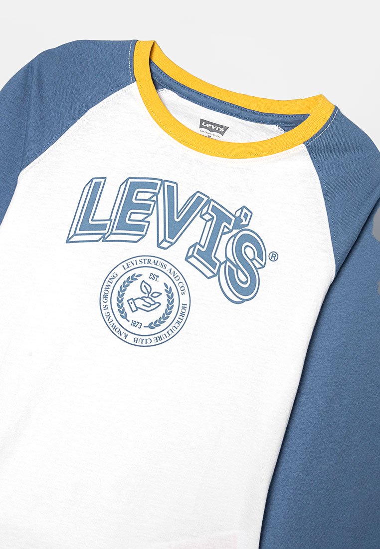 T-shirt bianco con maniche raglan blu e colletto giallo. Presenta il logo "LEVI'S" e un emblema circolare stampato in blu. Materiale morbido in misto cotone.