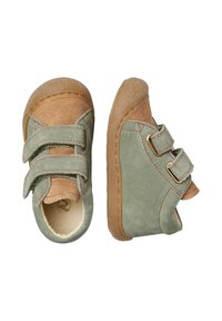 Zelené a hnědé semišové boty se dvěma suchými zipy, kulatou špičkou, gumovou podrážkou, kontrastním prošíváním a texturovanými, zaoblenými hranami.