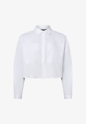 Cropped white button-up shirt made of smooth fabric, featuring a classic collar and two chest pockets with a straight hem and long sleeves.