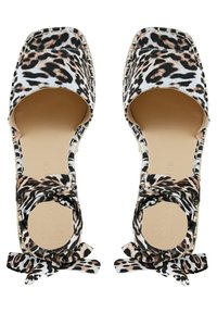Sandali espadrille con stampa leopardata, caratterizzati da punta aperta, forma quadrata, tomaia in tessuto e lacci alla caviglia. Soletta dalla texture naturale e dettagli di cucitura sottili.