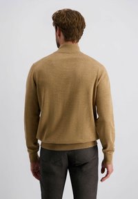 Khaki trui met lange mouwen en een hoge kraag, ribgebreide manchetten en zoom. Zachte textuur, aansluitend ontwerp en minimale stikseldetails.