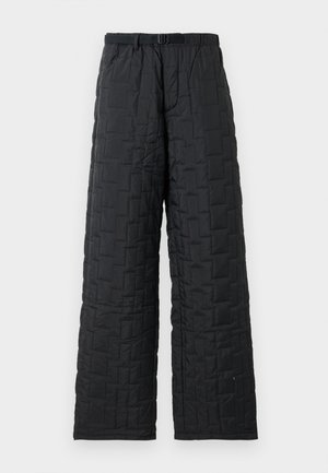 Schwarze, gesteppte Hosen mit lockerem Schnitt, ausgestattet mit einem strukturierten Muster, einem elastischen Bund mit Gürtel und zwei seitlichen Taschen.