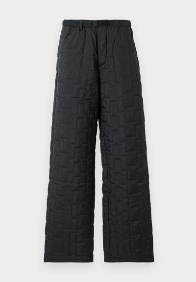 Črne podložene hlače ohlapnega kroja, s teksturiranim vzorcem, elastičnim pasom z obročkom in dvema stranskima žepoma.