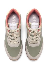 Zapatillas deportivas verdes y beige con una parte superior texturizada, acentos rosas contrastantes y cordones claros. Incluyen plantillas con marca y suelas de goma.