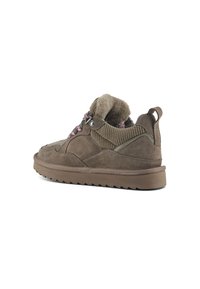 Sneaker in suede marrone con una parte superiore testurizzata, lacci rosa e un colletto in pile. Presenta una suola in gomma stampata e una linguetta sul tallone.