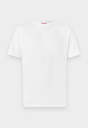 Valkoinen puuvillapaita lyhyillä hihoilla, pyöreällä pääntiellä ja pienellä logo-yksityiskohdalla rinnan keskellä. Sujuva rakenne.