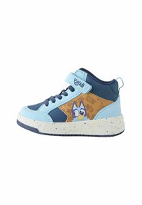 Zapatillas altas en azul claro y marino, con una suela blanca moteada. Un estampado de personajes es visible en el lado, con una correa de velcro.