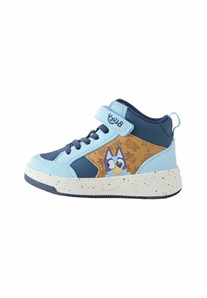 Wysokie sneakersy w jasnoniebieskim i granatowym kolorze, z nakrapianą białą podeszwą. Na boku widoczny jest nadruk postaci, a także zapięcie na rzep.