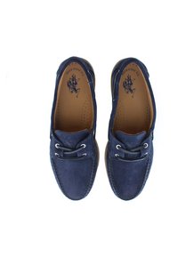 Marineblaue Wildlederschuh mit weißen Schnürsenkeln, runder Zehenform und gestickten Akzenten. Das Innere hat ein perforiertes Design mit Logo.