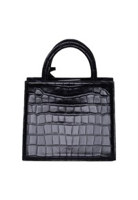 Borsa nera realizzata in materiale lucido con motivo coccodrillo, dotata di due manici arrotondati e di una forma rettangolare strutturata.