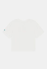 Valkoinen puuvillainen t-paita lyhyillä hihoilla, pyöreällä kaula-aukolla ja pienellä turkoosilla logoyksityiskohdalla vasemmassa hihassa. Sileä rakenne, rento istuvuus.
