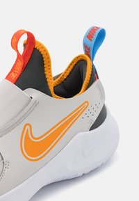 Nike Performance FLEX RUNNER 3 - Chaussures de running sur route - vast grey/orangepeel/university blue/anthracite