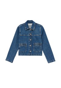 Chaqueta de denim azul medio con cierre de botón, dos bolsillos frontales y mangas largas. Presenta un cuello clásico y detalles de textura desgastada.