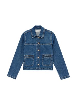 Denimjakke i medium blå med knaplukning, to forlommer og lange ærmer. Har en klassisk krave og slidte teksturdetailler.