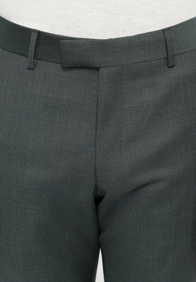 Pantalons taillés gris foncé avec une texture lisse, à devant plat, et une taille standard avec passants de ceinture.