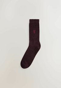 Bordeaux ribbede sokker med et tekstureret design og et lille, broderet logo på manchetterne. Glat materiale, højde til anklerne med en tæt pasform.