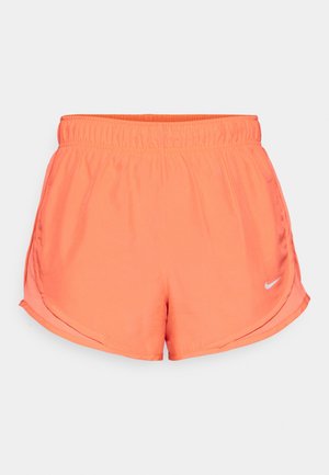 Os calções Nike cor-de-rosa apresentam um cós elástico, aberturas laterais para mobilidade e um pequeno logótipo prateado no canto inferior direito. Tecido liso e leve.