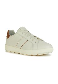 Sneaker di pelle bianca con accentuazioni marroni sul tallone, suola arrotondata e cuciture tonali. Design con lacci e strisce laterali per un tocco di dettaglio in più.