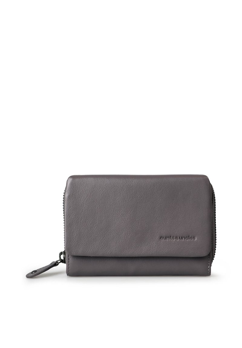 Portafoglio in pelle grigia con chiusura a zip, texture liscia e nome del marchio impresso. Presenta una patta pieghevole e un cinturino da polso.
