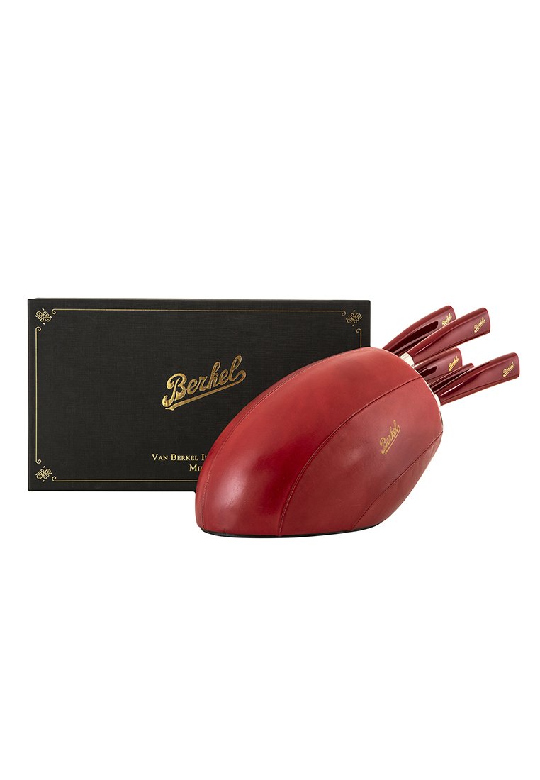 Roter Leder-Messerhalter mit geschwungenem Design, der drei Messer enthält. Wird mit einer schwarzen Box geliefert, die mit goldener Schrift und Verzierungen geschmückt ist.