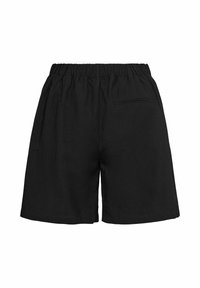 Pantaloni corti neri in cotone con vita elastica, una tasca posteriore e una vestibilità comoda, caratterizzati da una texture liscia e semplice.