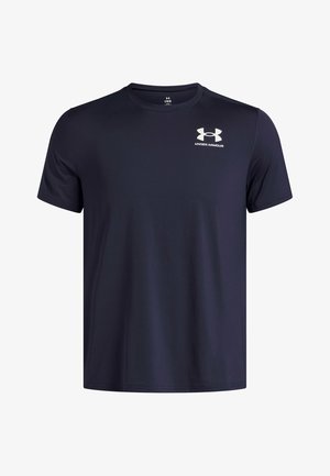 Marineblauw T-shirt met korte mouwen, gemaakt van lichte stof, met een ronde hals en een klein wit Under Armour-logo op de borst.