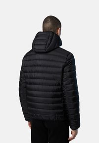 Zwarte pufferjack met horizontale quilt, een aansluitende capuchon en een glad, glanzend oppervlak. Geen zichtbare hardware of logo's.