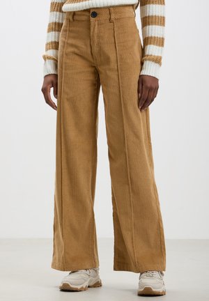 Pantaloni a gamba larga in corduroy color sabbia, con righe verticali, vita alta con chiusura anteriore a bottone e tasche laterali.