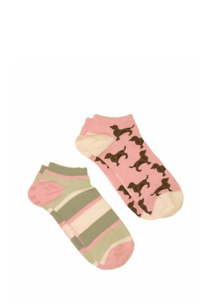 Paar enkelsokken, één roze met een patroon van bruine honden, de andere gestreept in groen, roze en crème, beide met roze hielen en tenen.