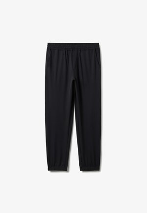 Zwarte casual broek met elastische tailleband en enkellaarsjes, met zijzakken op een witte achtergrond.