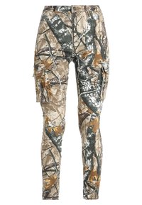 Pantalons cargo camouflés dans des tons terreux de marron, vert et beige, avec un tissu texturé et plusieurs poches latérales.