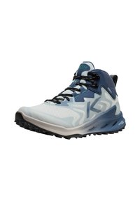 Leichte Wanderschuhe aus weißem und blauem Mesh, mit einer schwarzen Gummisohle, flexibler Bauweise, gepolstertem Knöchelkragen und verstärktem Zehenbereich.