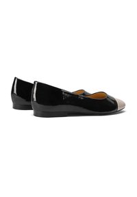 Ballerine in vernice nera con punta arrotondata e cappuccio beige a contrasto. Tacco piatto, texture liscia e design semplice.