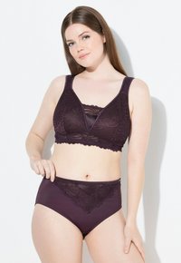 Paarse bralette met kantafwerking en een V-hals ontwerp, met bijpassende hoogsnijdende slipjes die een gegolfde kantaccent en een zachte stof hebben.
